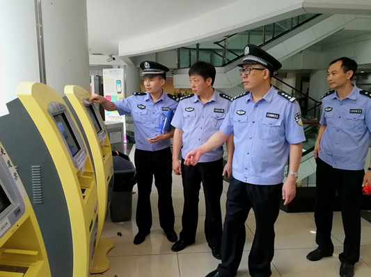 不仅抓小偷拼命，警察蜀黍创文同样上心