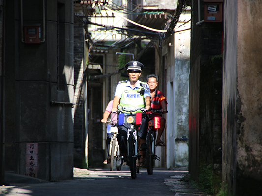 右眼新闻：十年“单车”守护