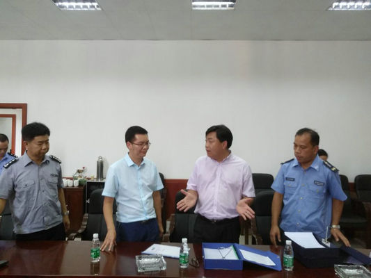 伦教突击检查：工人关掉电闸拉下铁门