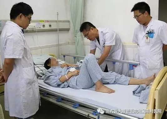 钢筋落下插中女子腹部，幸得抢救及时