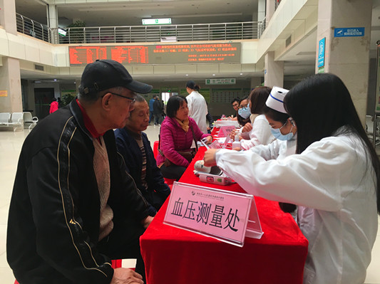义诊来啦，呼吸系统疾病病人做好保暖喔