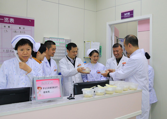 护士接过热腾腾的汤圆，直言暖化了心