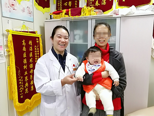 喜得一名小宝宝，辣妈抱子感恩生殖中心