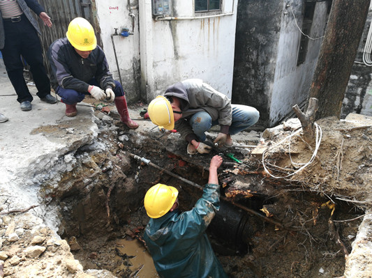 只有5℃，他为了上万人家跳入泥潭中