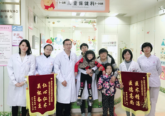 女儿终于长高了！妈妈喜极而泣送上锦旗