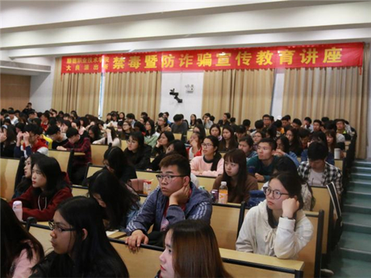 知识讲座进校园，阿sir送来禁毒防诈大礼包