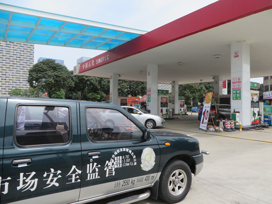 市民忧加油站不放心，北滘市监组织排查