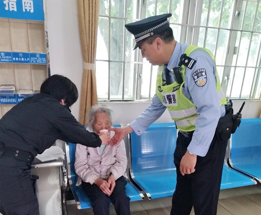 民警巧借网络力量 助迷失老人找回家人