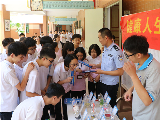 造一堵防诈防火墙，民警走进学校宣讲