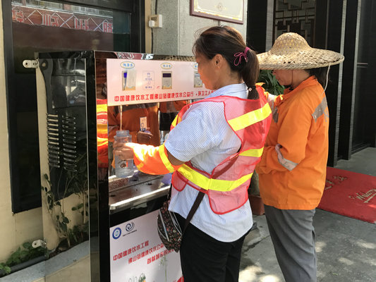 清凉一夏！伦教企业为环卫工人建水站