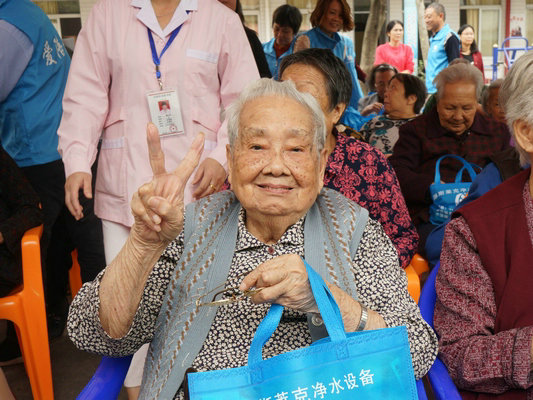 重阳近敬老忙！101岁老人开心比“耶”