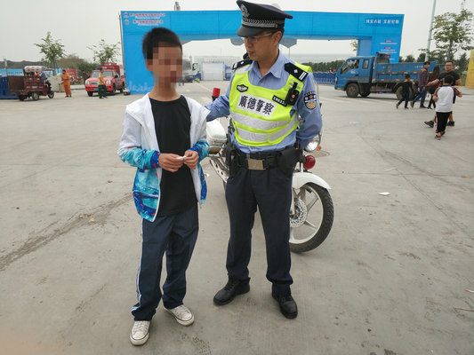 多得伦教民警！2名迷路市民和家人团聚