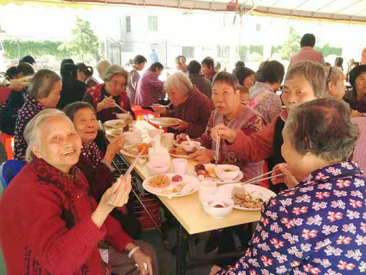 一餐一饭总关情，温暖给就餐困难的他们
