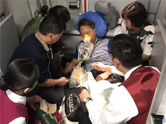 乘客飞机上突发疾病，顺德护长深圳医生联手相救