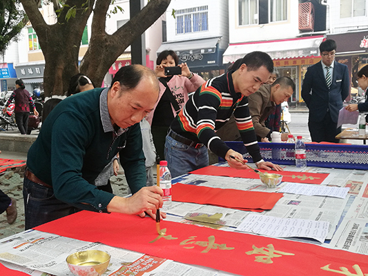 北滘：笔墨送挥春！街坊们争相接“福”
