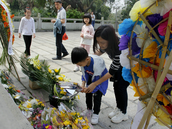 清明节，市民纷纷送花到西海烈士陵园