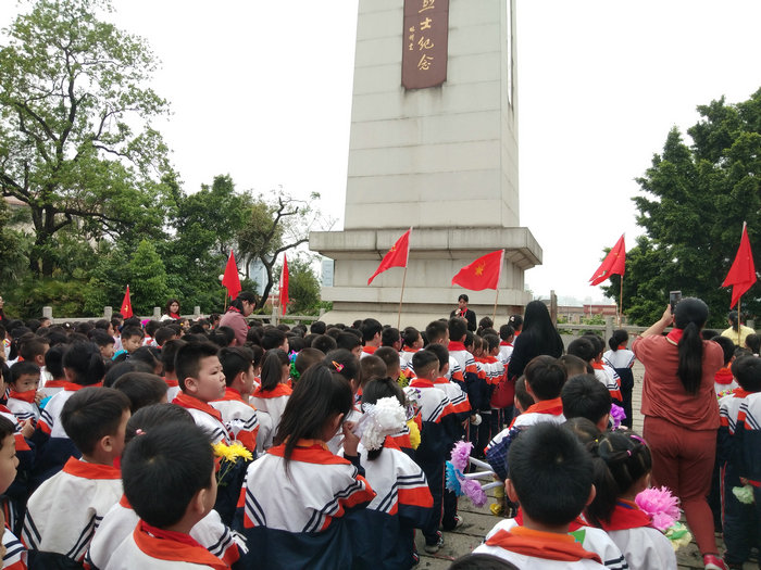 千人同往祭英灵，西海烈士陵园迎高峰