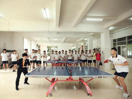 奥运冠军邓亚萍与顺德学生切磋球技
