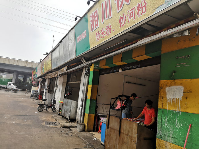 “露天厨房”油烟冲天，经常做半年转让