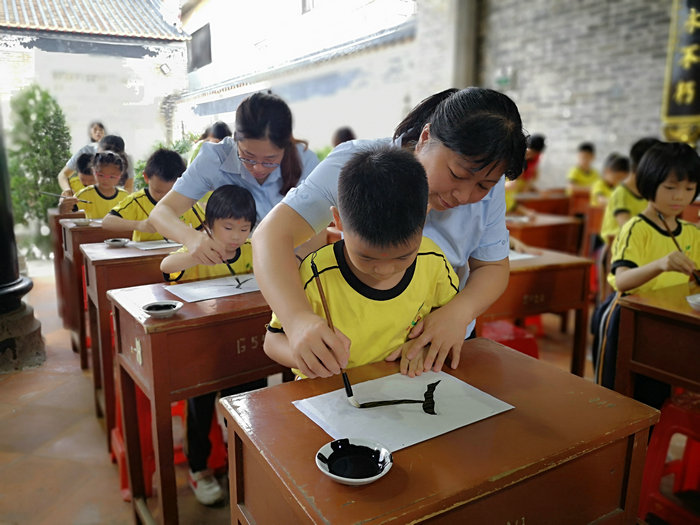 伦教：正衣冠、点朱砂，孩童感受成长仪式感