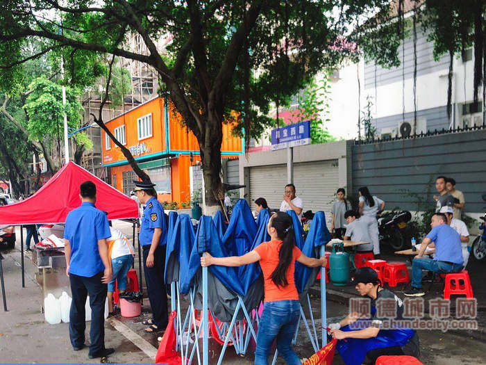 对乱摆乱卖的早餐摊开展清理.jpg