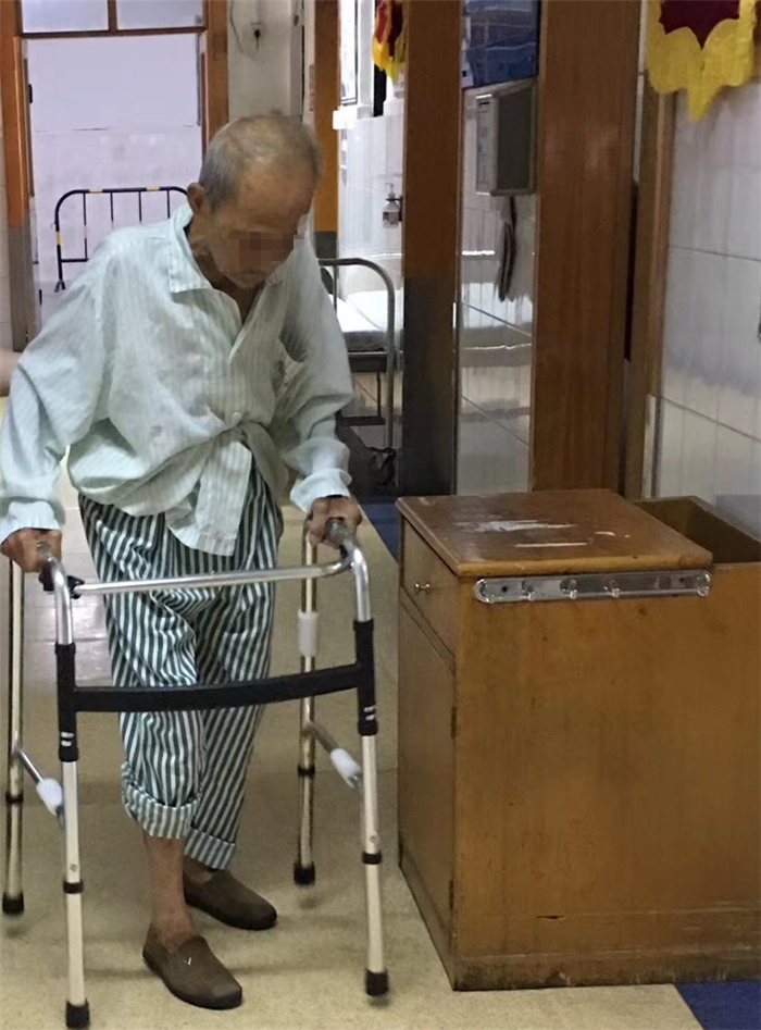 八旬老爷爷摔断腿，术后第二天可下地行走