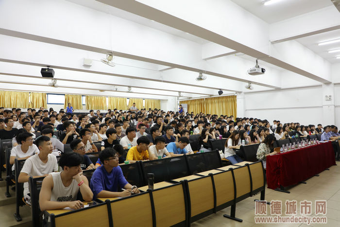 活动现场共有300多名师生参与.jpg