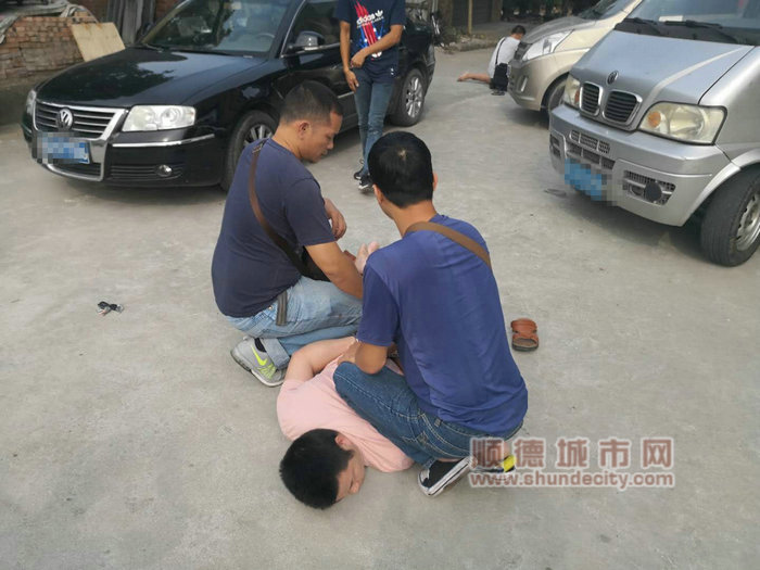 均安案例中起获假烟现场照片.jpg