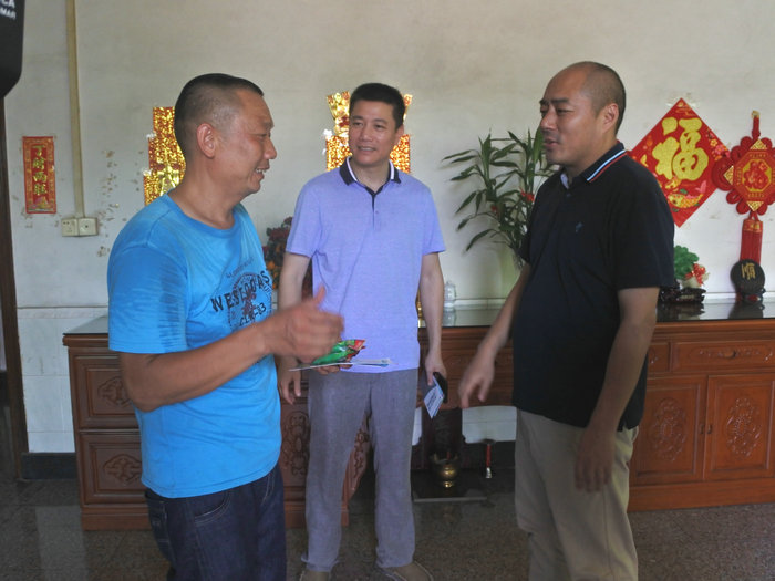 龙江：镇长落户，帮助村民清积水防蚊虫
