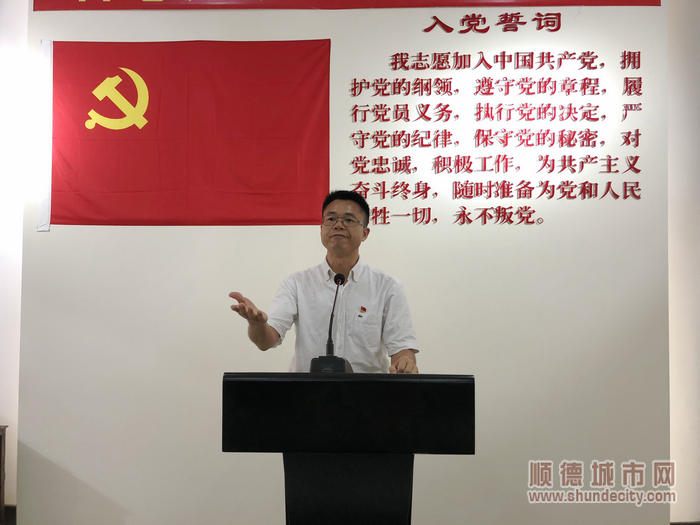 陈伟成在座谈会上向党群先锋队提出要求.JPG