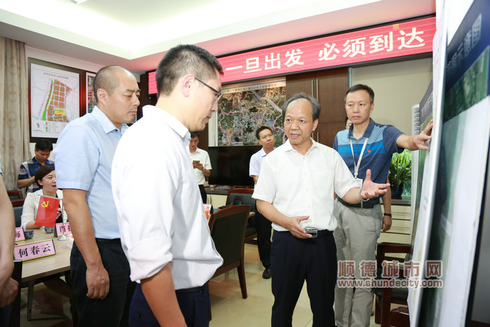 市委常委、顺德区委书记郭文海来到位于龙江镇新华西村调研村级工业园改造推进情况。（顺德档案馆 叶伟涛摄）.jpg
