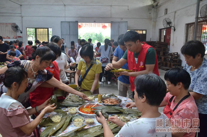 包粽子慰问活动。.jpg