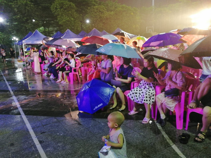 顺德文明实践：雨中送文明，群众也支持