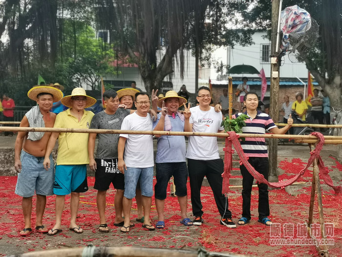 会堂兄弟点炮前合影_副本.jpg