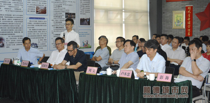 台下各界代表也参与献策。.jpg