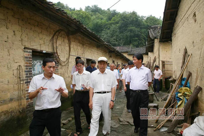 杨国强走访贫困村.jpg