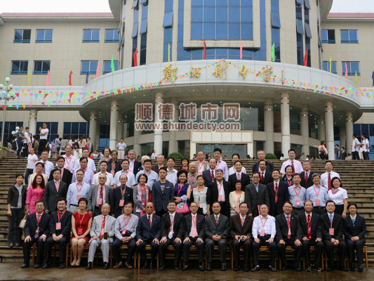 郑裕彤中学20周年校庆.JPG