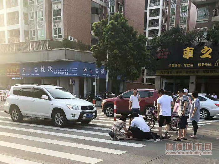 杨礼健和一位妇女正在合力急救一位60多岁的老妇人。.jpg