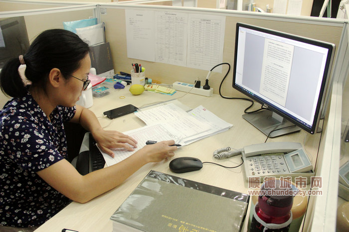 修志工作人员需要非常细心、耐心，认真查阅历史资料。.JPG