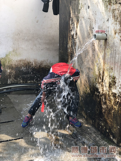 在凉山寒风刺骨的3月，小学生只能用山间凉水洗头_副本.jpg