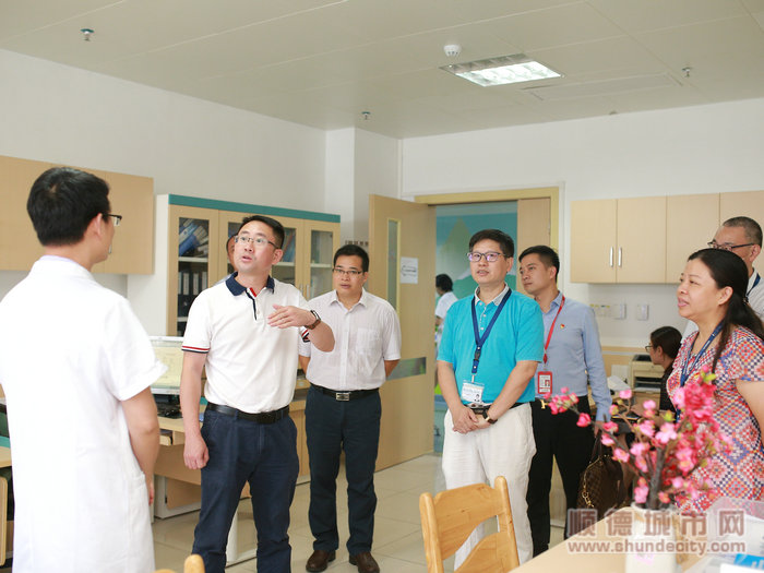 和医护人员亲切交谈.jpg