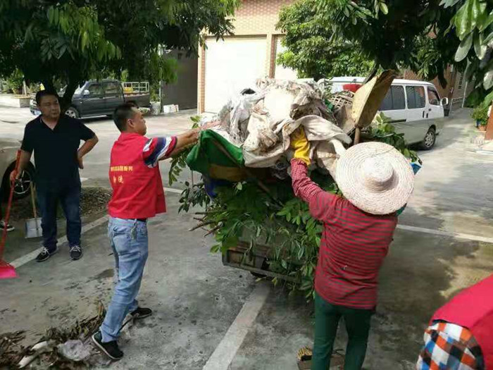 自己家园自己清洁！党员拿扫帚走上街头