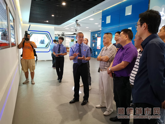 顺德区人民检察院党组书记、检察长徐彪带企业代表参观院史展馆_副本.jpg
