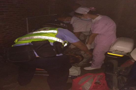 独居老人深夜发病 民警救助平安脱险.jpg