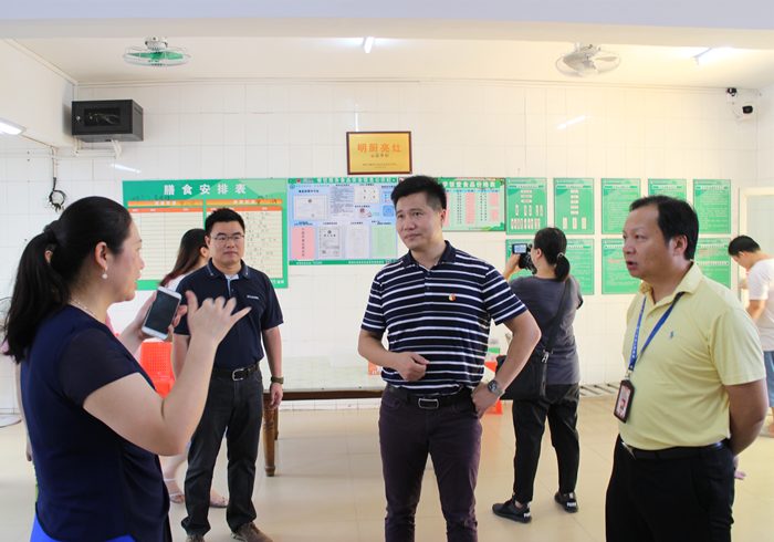 开学前，勒流领导视察学校开学准备工作