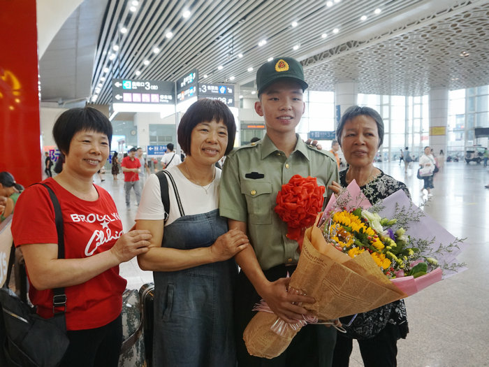 欢迎回家！大良籍退役士兵在车站收获感动