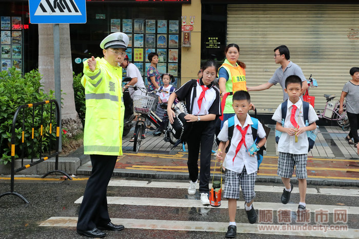 交警在斑马线上执勤.jpg