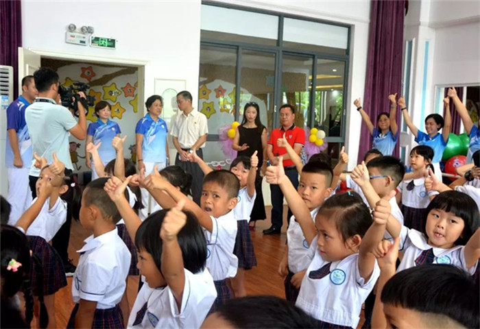 开学日，均安书记与学生共进午餐
