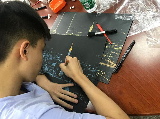 从黑色到多彩，乐从上华村组织青年刮画