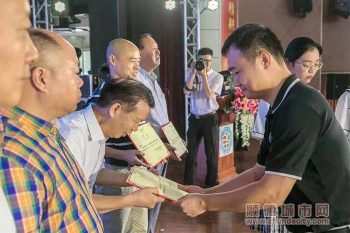 陈村镇党委副书记苏健彬为自华教育发展专家顾问颁发聘书。_副本.jpg